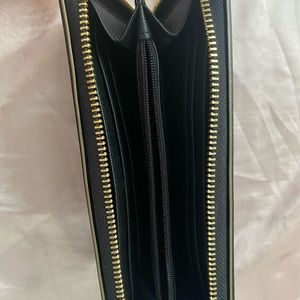 Great condition Micheal Kors wallet!